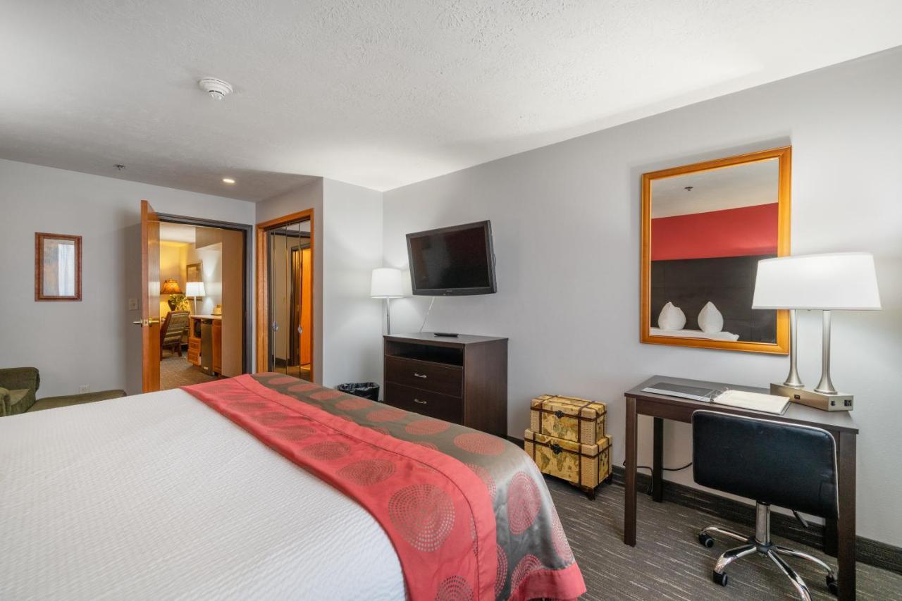 Ramada By Wyndham Airport - Waterpark & Event Center Hotel