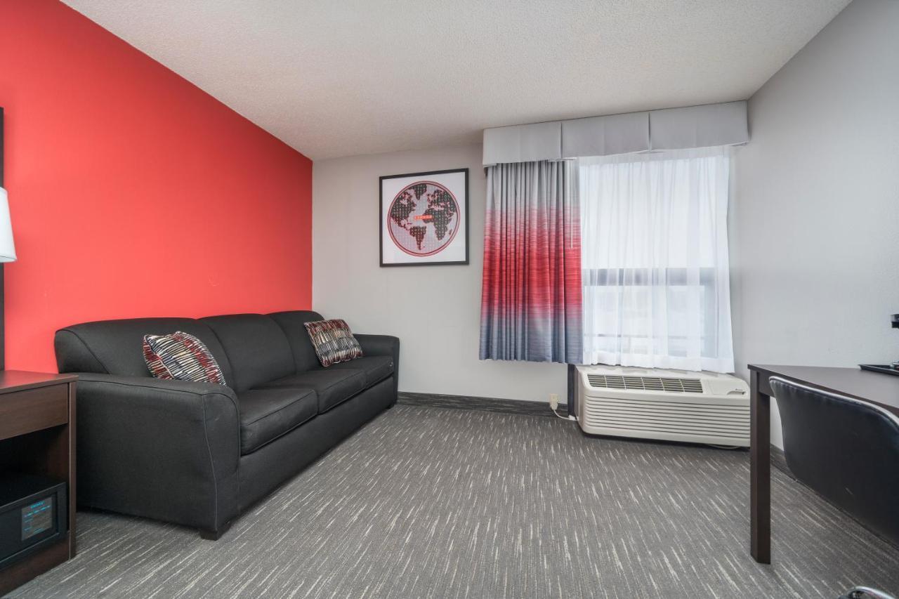 Ramada By Wyndham Airport - Waterpark & Event Center Hotel 3*