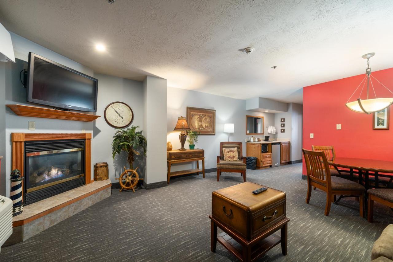 Ramada By Wyndham Airport - Waterpark & Event Center Hotel