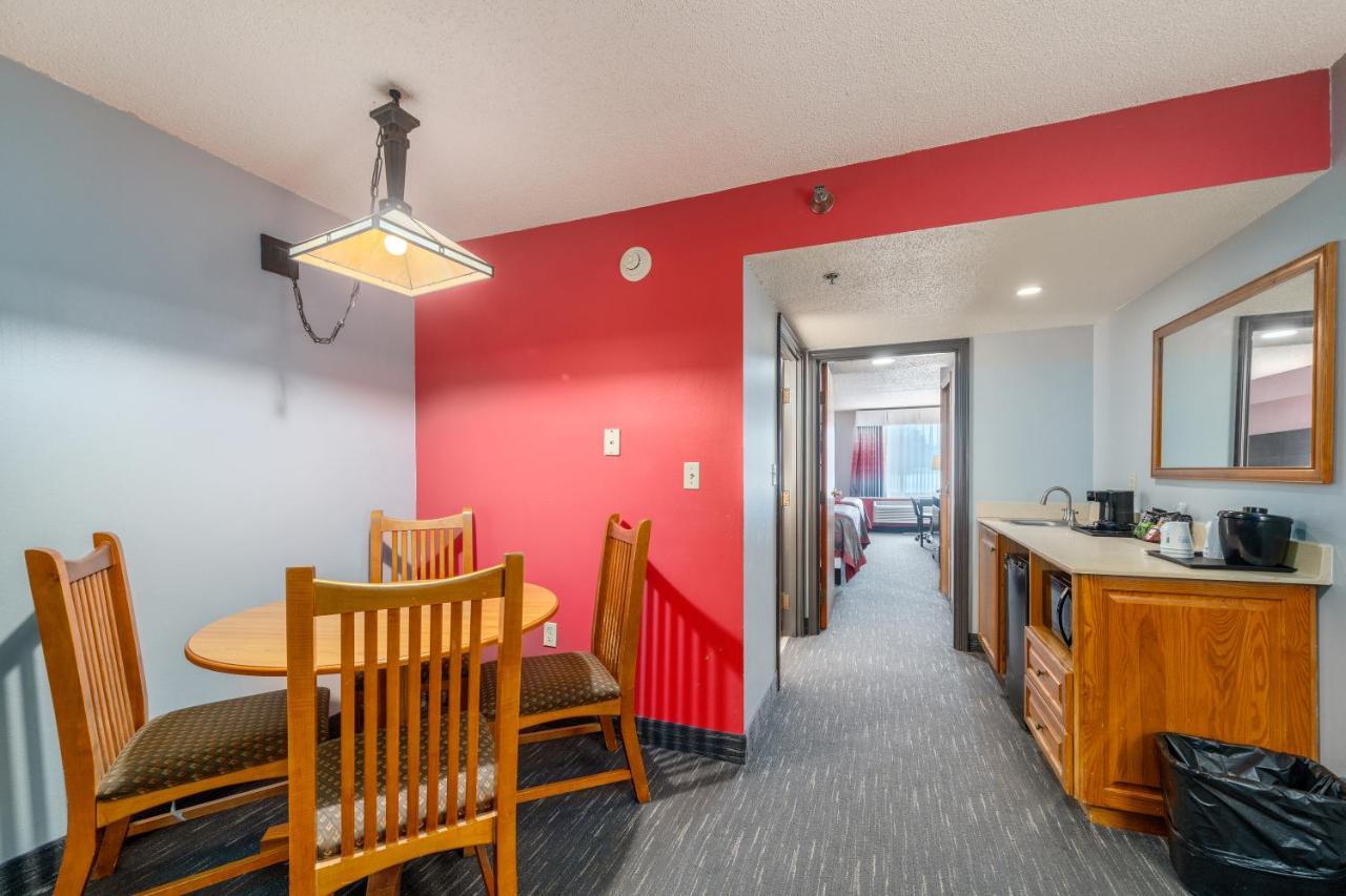 Ramada By Wyndham Airport - Waterpark & Event Center Hotel