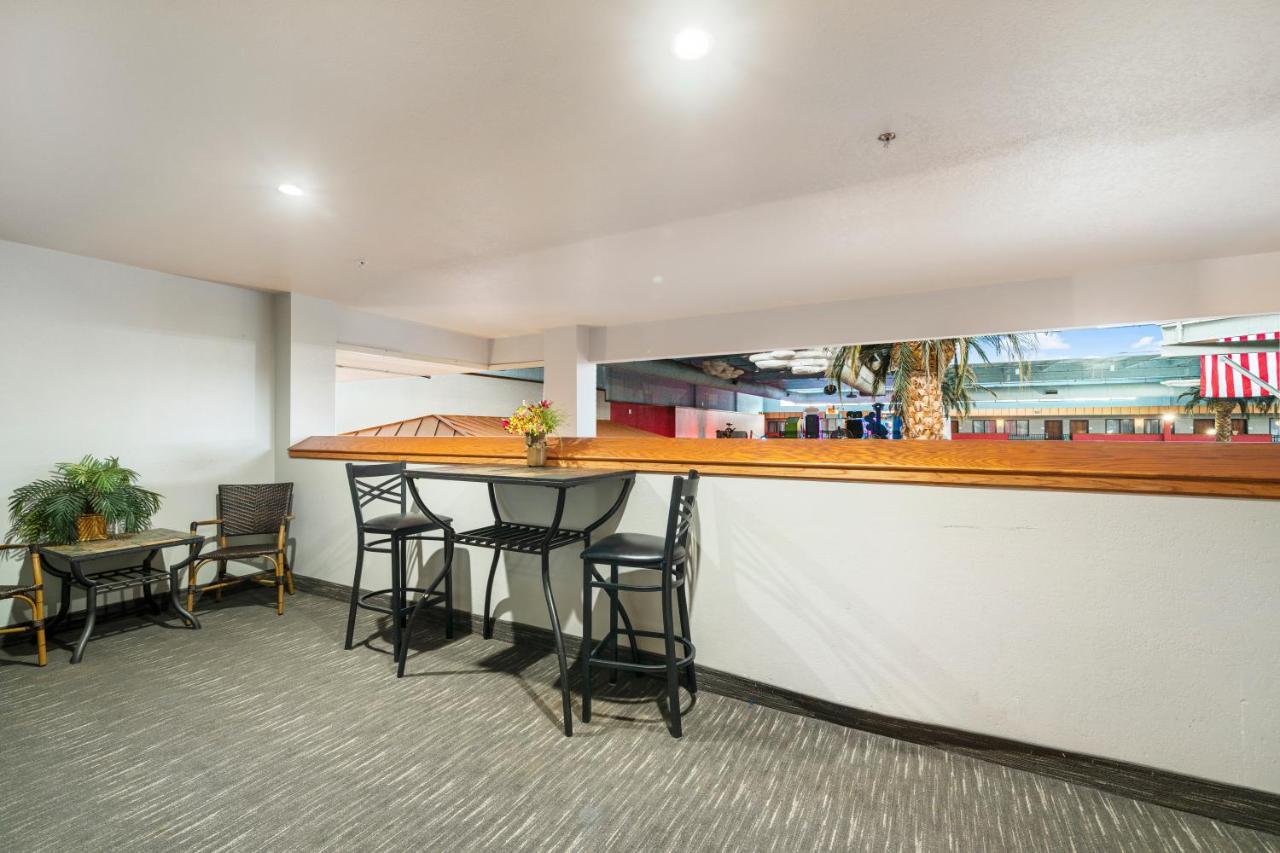 Ramada By Wyndham Airport - Waterpark & Event Center Hotel 3*