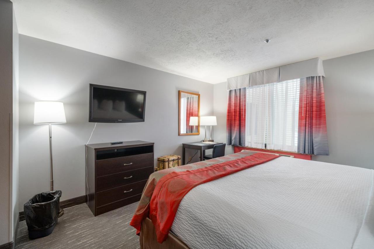 Hotel Ramada By Wyndham Airport - Waterpark & Event Center