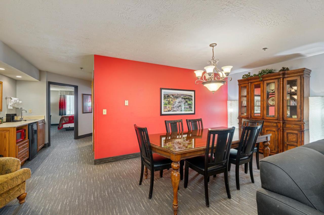 Ramada By Wyndham Airport - Waterpark & Event Center Hotel Sioux Falls