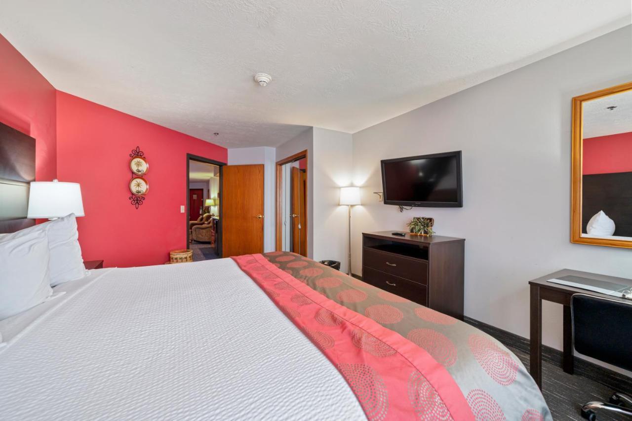 Ramada By Wyndham Airport - Waterpark & Event Center Hotel