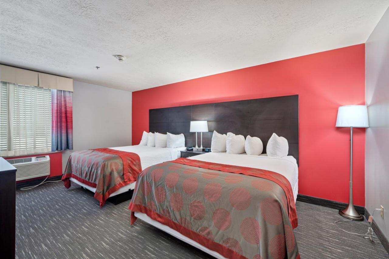 Ramada By Wyndham Airport - Waterpark & Event Center