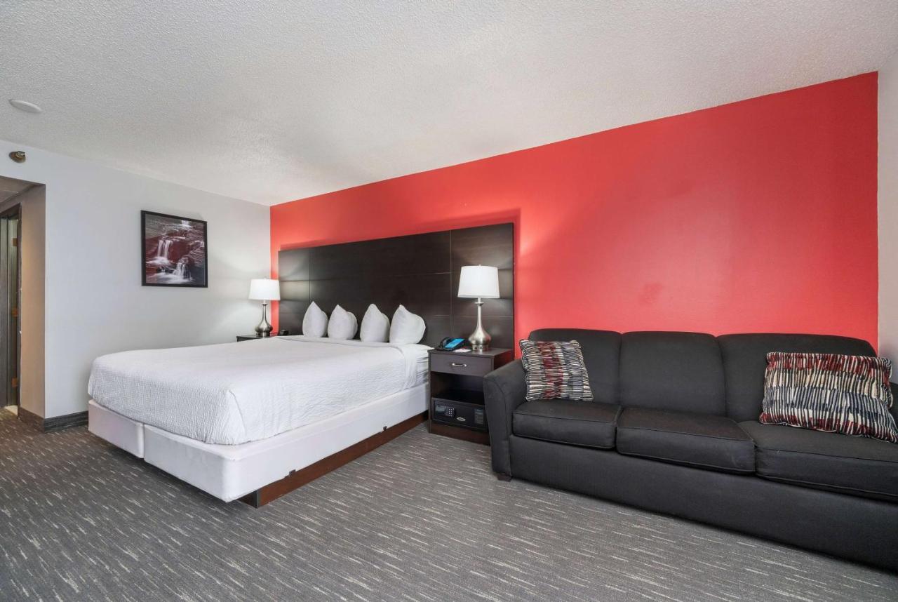 Ramada By Wyndham Airport - Waterpark & Event Center Hotel Sioux Falls