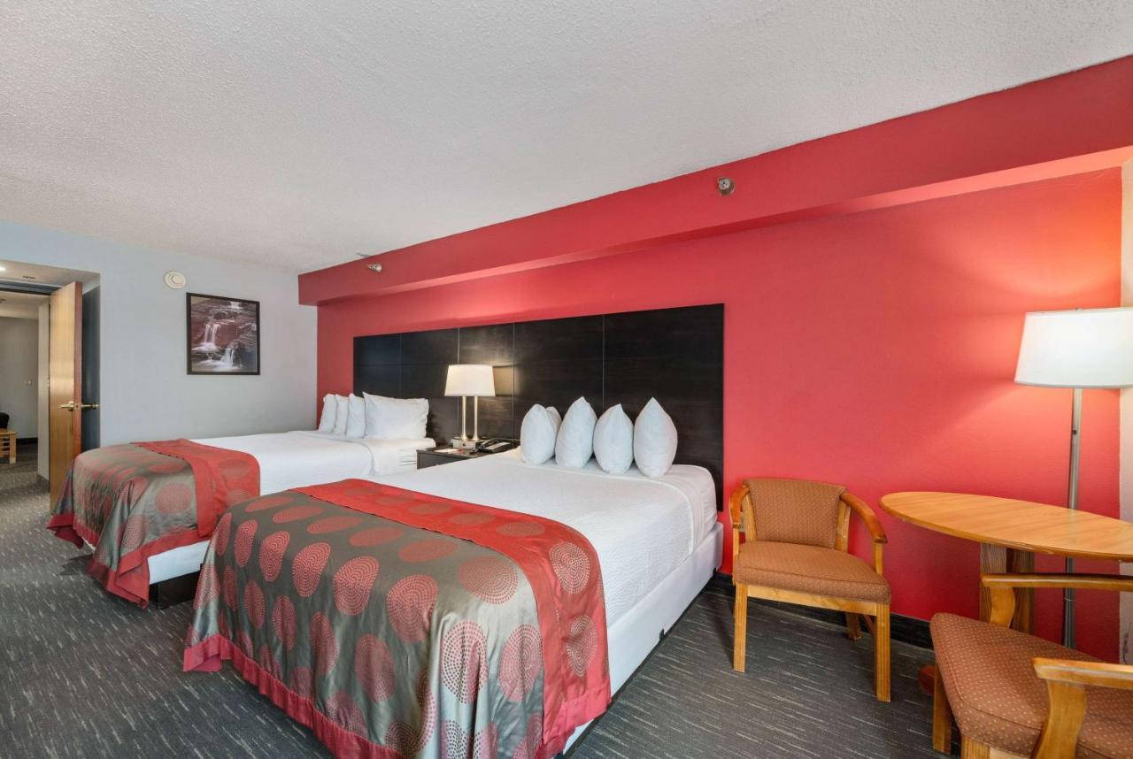 Hotel Ramada By Wyndham Airport - Waterpark & Event Center