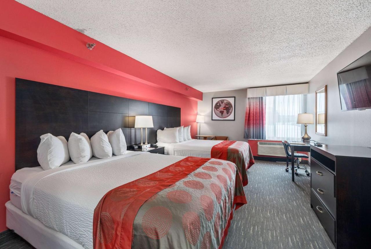 Hotel Ramada By Wyndham Airport - Waterpark & Event Center
