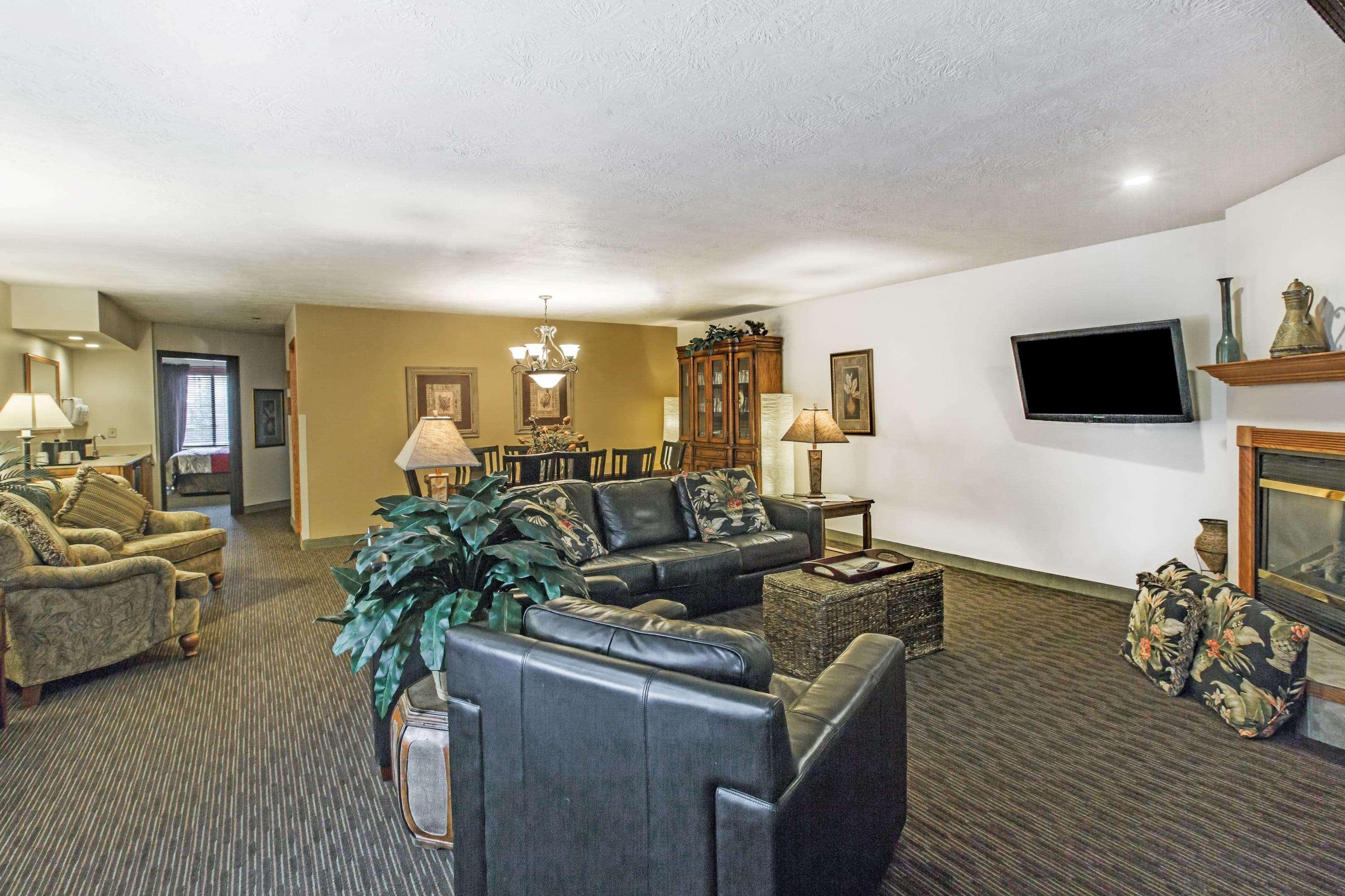 Ramada By Wyndham Airport - Waterpark & Event Center Hotel
