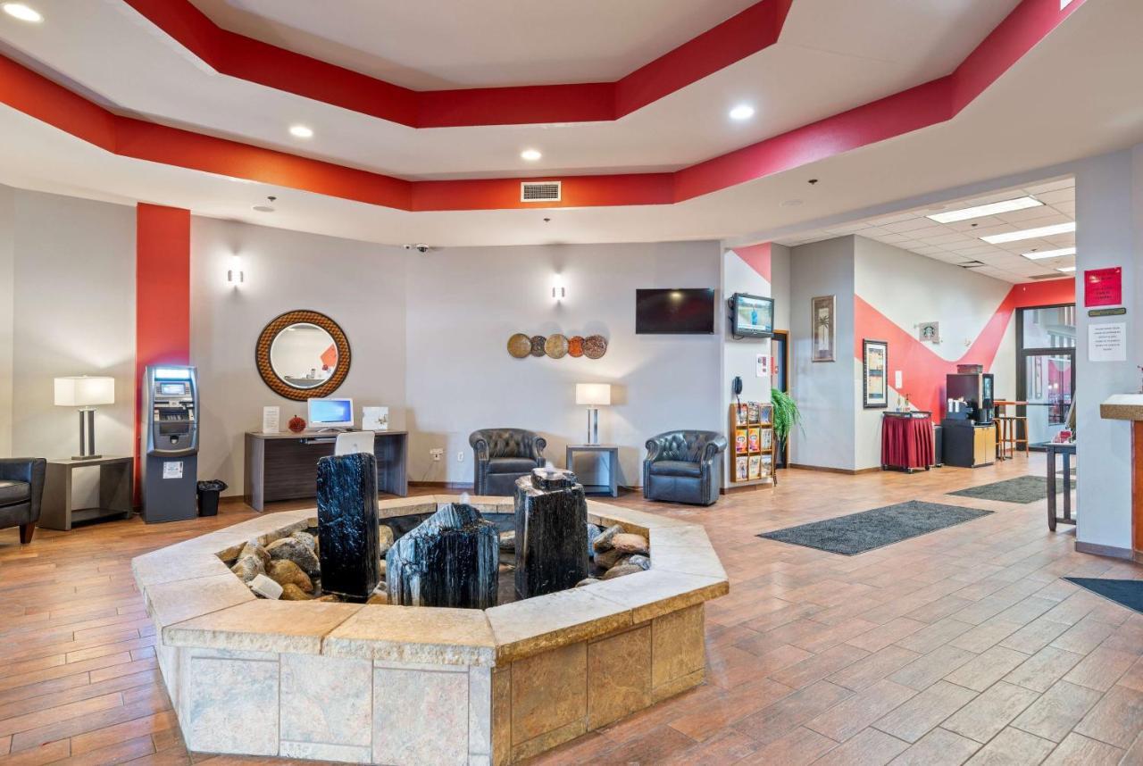 Ramada By Wyndham Airport - Waterpark & Event Center