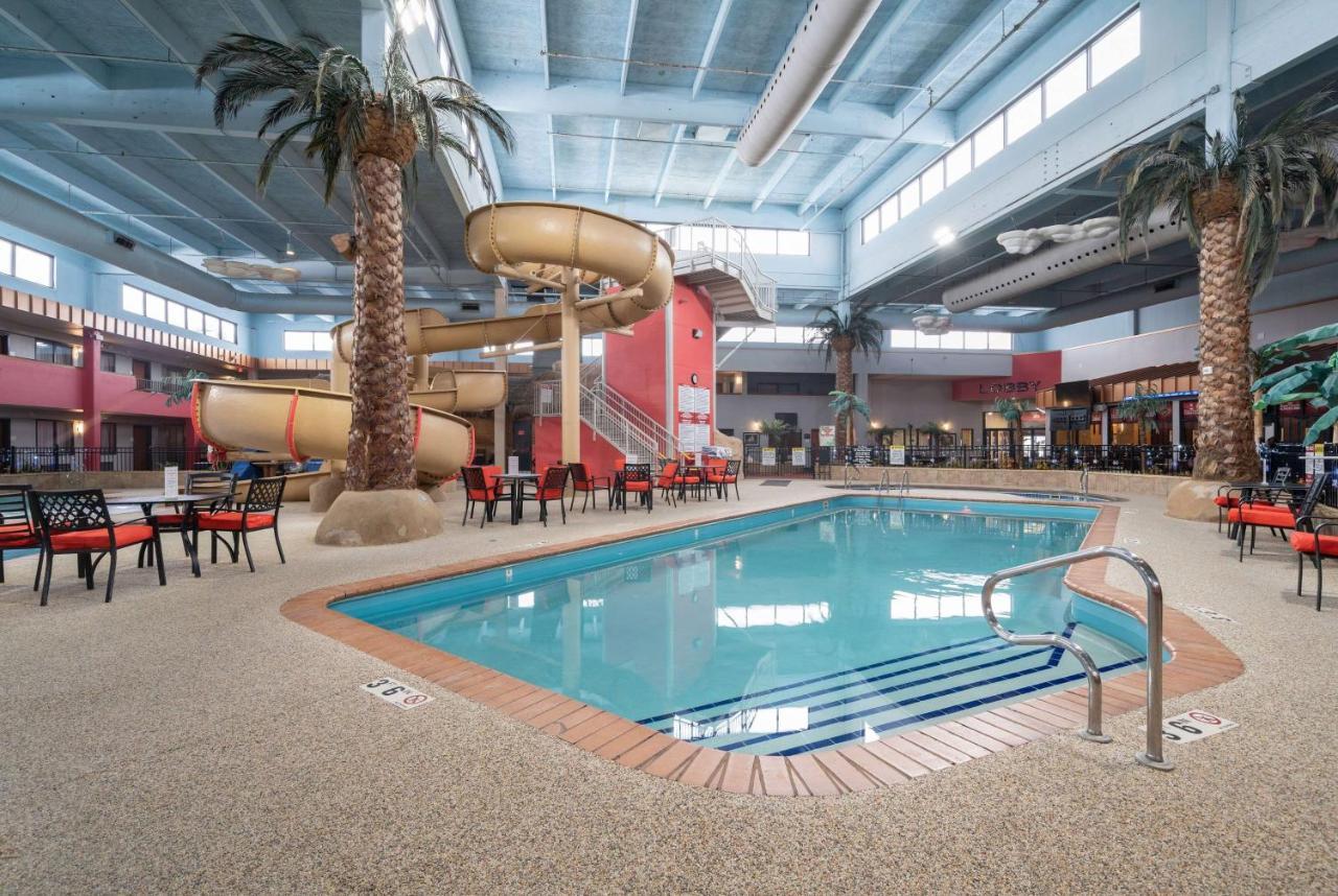 Ramada By Wyndham Airport - Waterpark & Event Center
