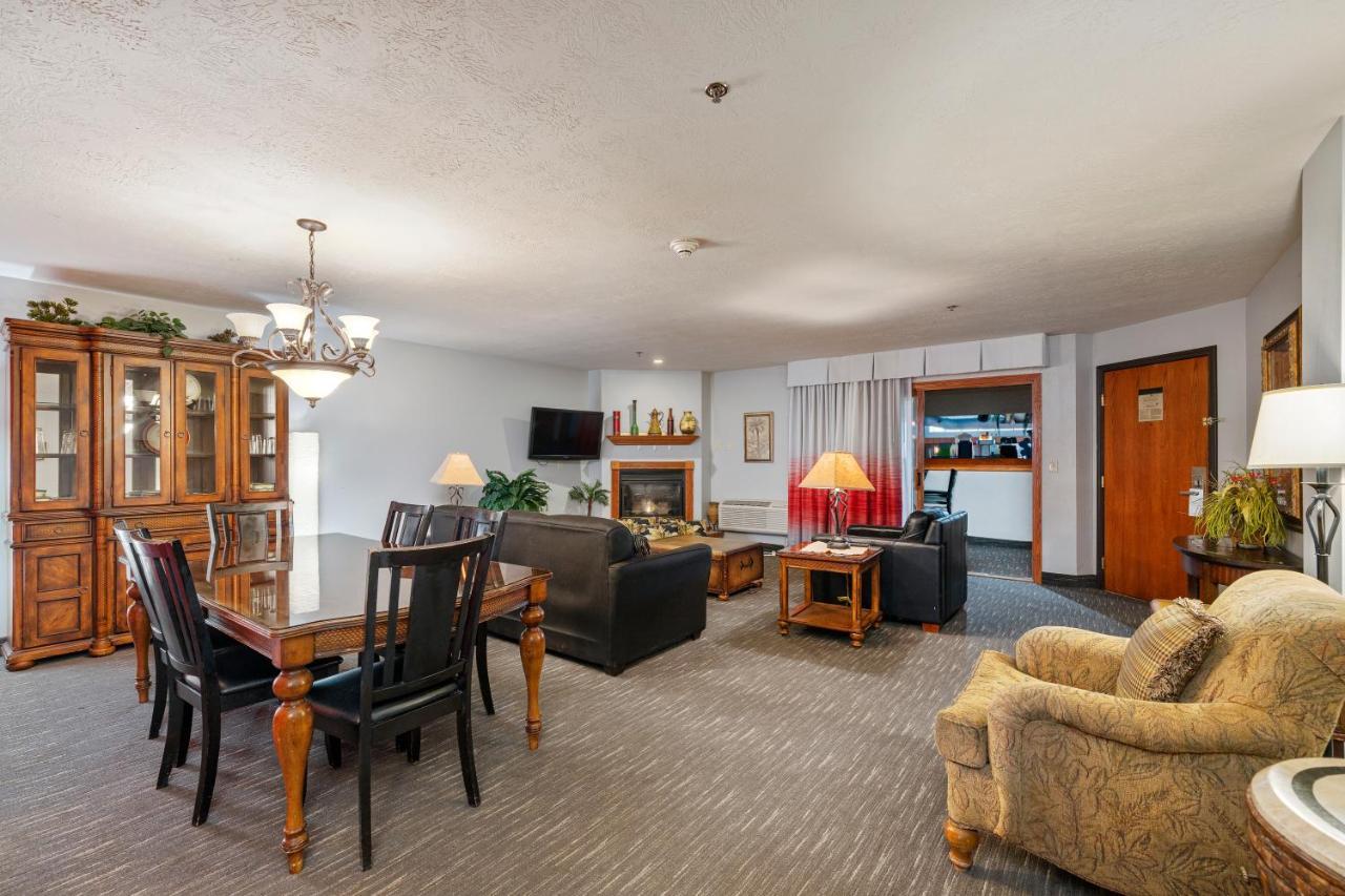 Hotel Ramada By Wyndham Airport - Waterpark & Event Center Sioux Falls