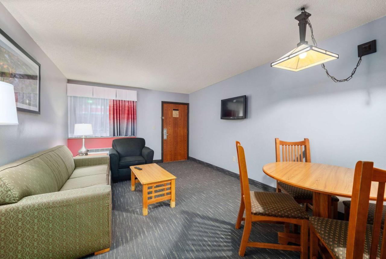 Hotel Ramada By Wyndham Airport - Waterpark & Event Center
