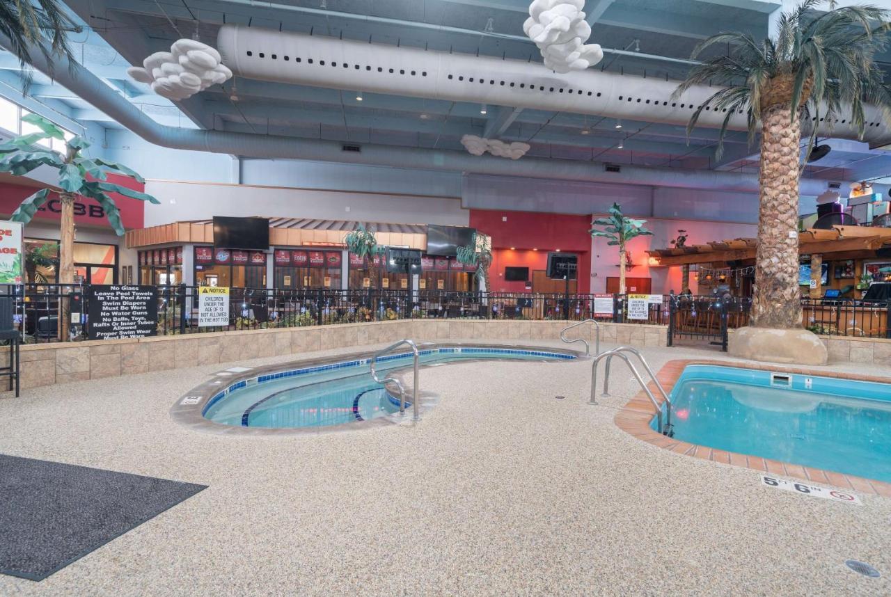 Ramada By Wyndham Airport - Waterpark & Event Center
