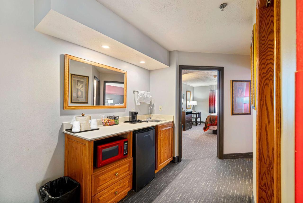 Hotel Ramada By Wyndham Airport - Waterpark & Event Center