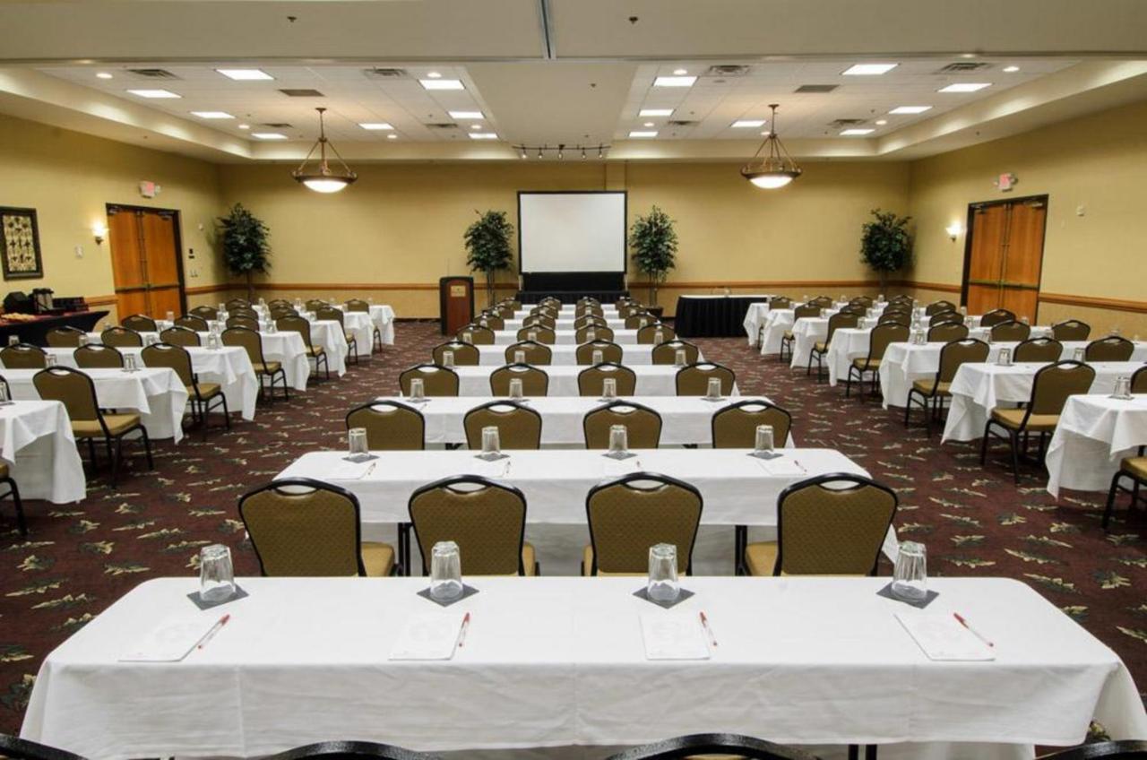Ramada By Wyndham Airport - Waterpark & Event Center Hotel Sioux Falls