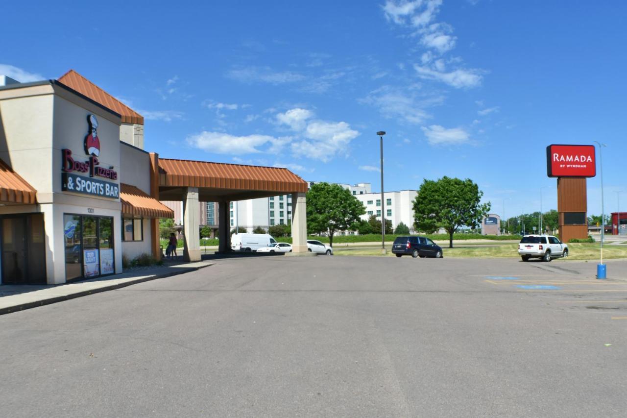 Ramada By Wyndham Airport - Waterpark & Event Center Hotel